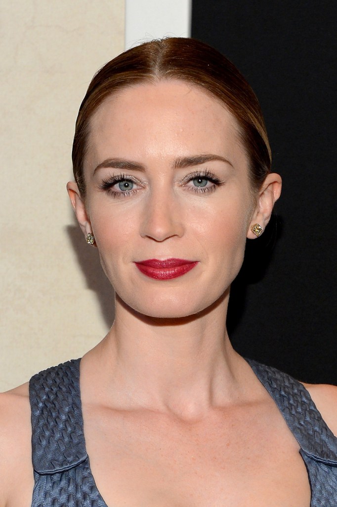 emily-blunt-red-lipstick-tiff