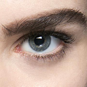 A Comprehensive Guide to At-Home and Salon Eyebrow Waxing