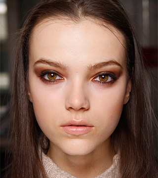 Jane Iredale’s Loose Mineral Powder Minimizes The Look of Pores