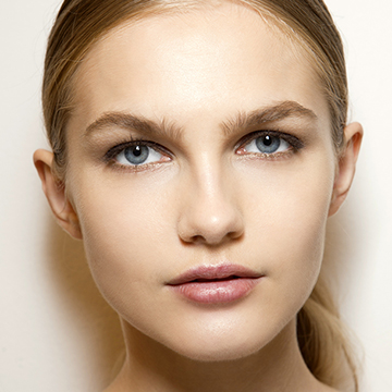 Move Over, Contouring: Strobing Makeup is Changing the Game