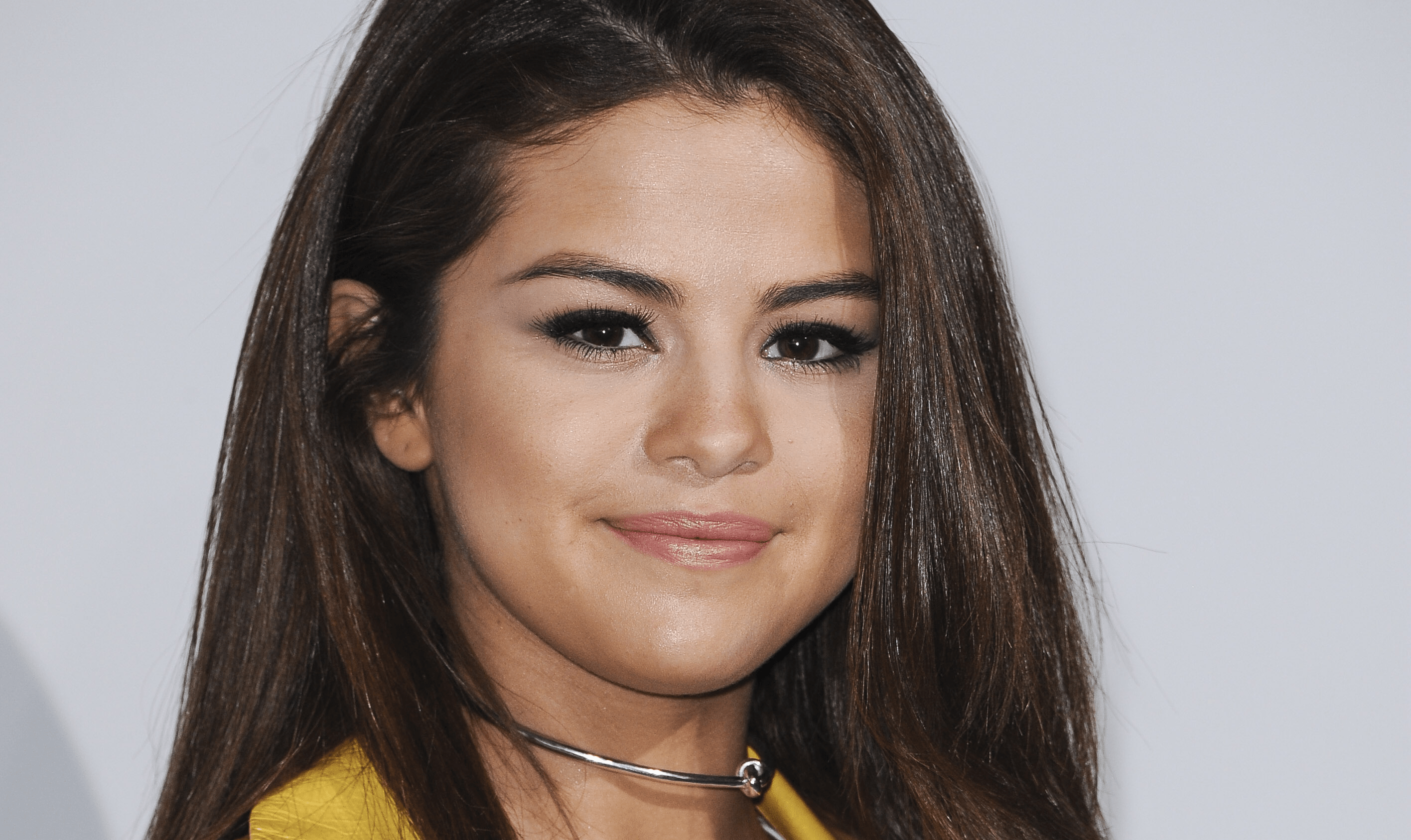Selena Gomez Surprises Superfan by Showing Up at Her Bedroom Door