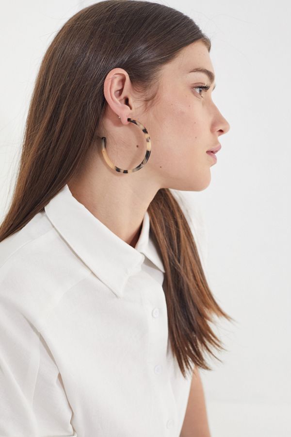 STYLECASTER | 11 Exciting New Ways to Wear Tortoise This Season