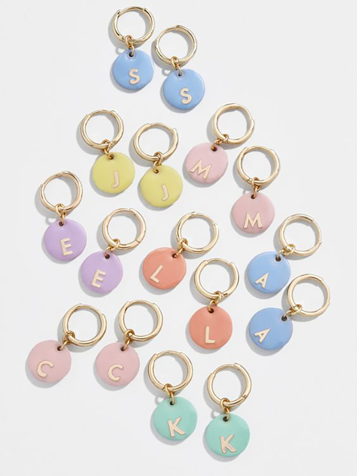 STYLECASTER | Word and Name Jewelry Is Having a Moment, Because Carrie Bradshaw Is a Forever Fashion Icon