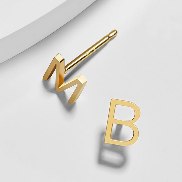 STYLECASTER | Word and Name Jewelry Is Having a Moment, Because Carrie Bradshaw Is a Forever Fashion Icon