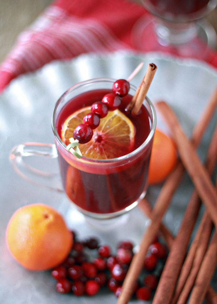 STYLECASTER | 17 Slow-Cooker Cocktails That'll Heat Up a Holiday Party | Orange Mulled Wine