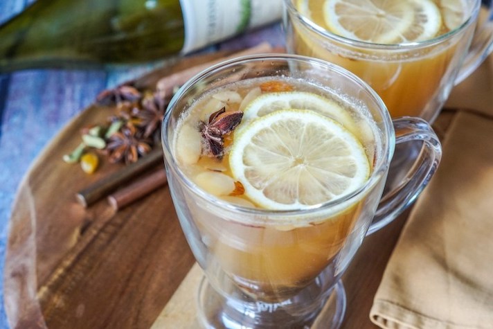 STYLECASTER | 15 Big-Batch Holiday Cocktails You Can Make With Boxed Wine | Hvid Gløgg