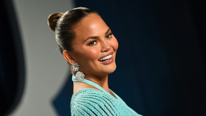 Chrissy Teigen Just Brought Back 2004's Hottest Hair Trends