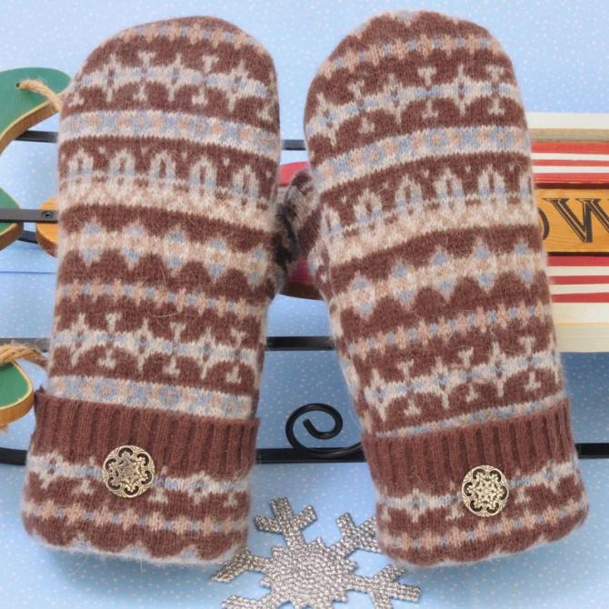 STYLECASTER | Bernie Sanders mittens