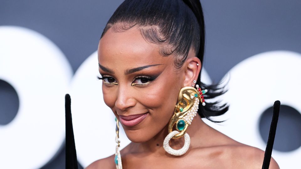 Doja Cat Just Shaved Off Her Hair AND Eyebrows