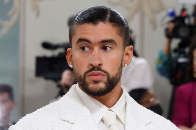 Who is hosting SNL on October 21?