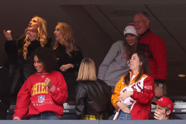 Taylor Swift and dad Scott at Chiefs vs. Patriots