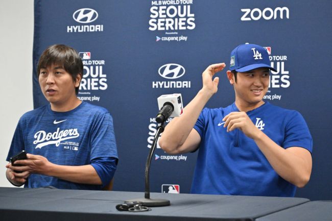 What happened to Shohei's interpreter?  Photo of Dodgers player Shohei Ohtani and his interpreter during a press conference