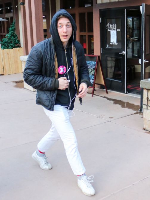 Jeremy Allen White, sneakers, hoodie, winter