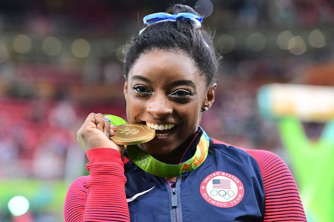 US gymnast Simone Biles celebrates with her gold medal after the women's individual all-around final of the Artistic Gymnastics at the Olympic Arena during the Rio 2016 Olympic Games in Rio de Janeiro on August 11, 2016.
US gymnast Simone Biles won the event ahead of her compatiot Alexandra Raisman and Russia's Aliya Mustafina.