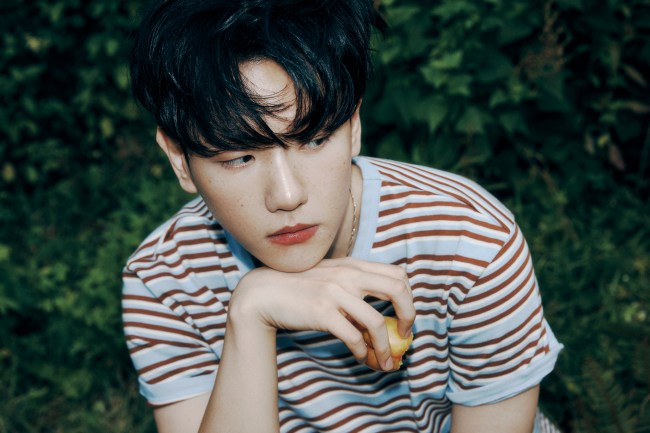 Baekhyun holding an apple 