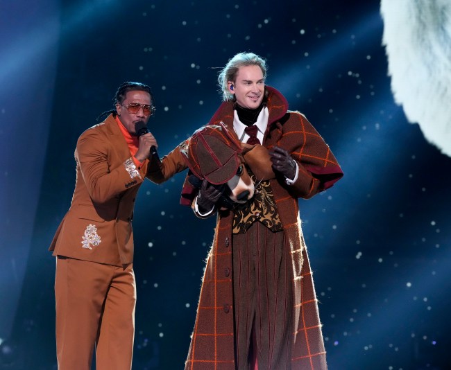 THE MASKED SINGER: L-R: Nick Cannon and Bronson Arroyo in the “Peanuts Night” episode of THE MASKED SINGER airing Thursday, Nov. 28 (8:00-9:02 PM ET/PT) on FOX. CR: Michael Becker. ©2024 FOX Media LLC.