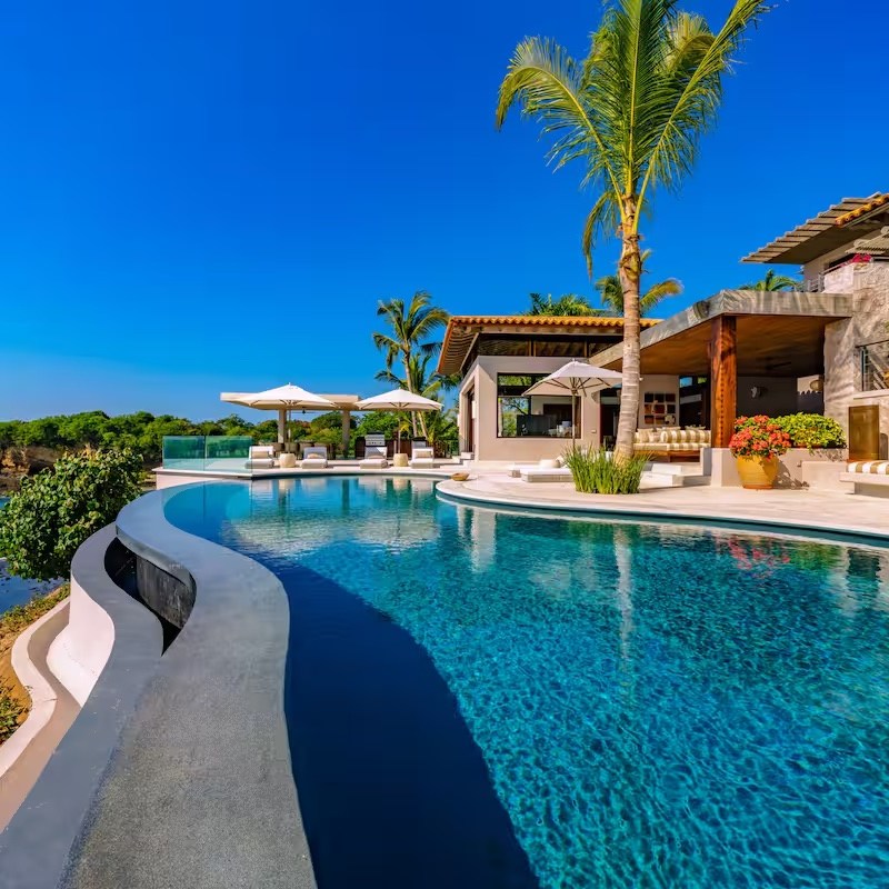 10 Best Airbnb Luxury Rentals to Book in 2025