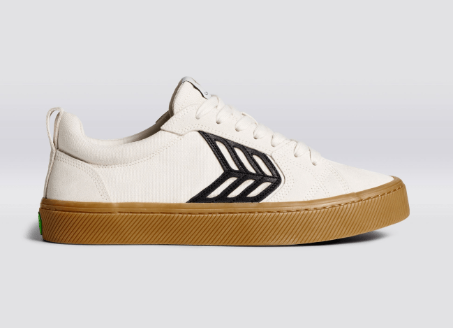 Cariuma CATIBA PRO Low Sneaker in Off-White/Gum/Black