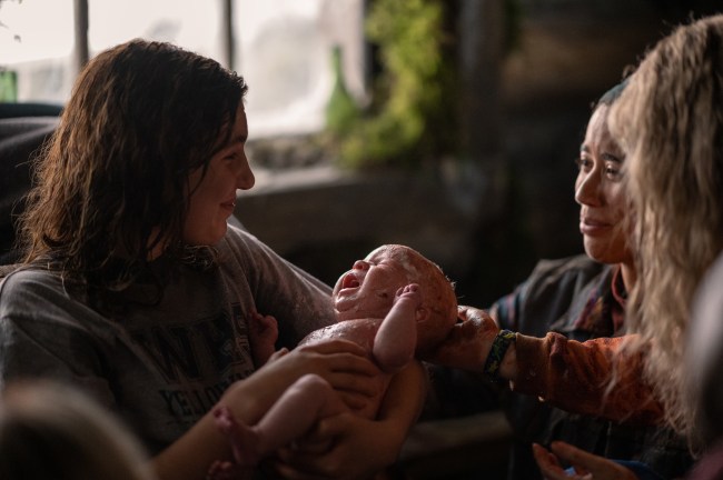 (L-R): Sophie Nélisse as Teen Shauna and Jasmin Savoy Brown as Teen Taissa in YELLOWJACKETS, "Qui".