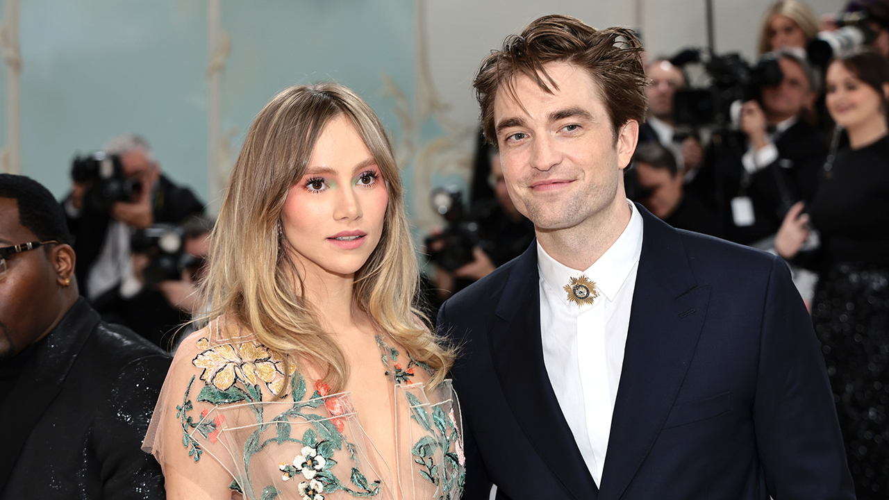 NEW YORK, NEW YORK - MAY 01: Suki Waterhouse and Robert Pattinson attend The 2023 Met Gala Celebrating "Karl Lagerfeld: A Line Of Beauty" at The Metropolitan Museum of Art on May 01, 2023 in New York City.