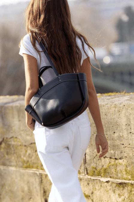A Zara model carrying the Tote Bag in black