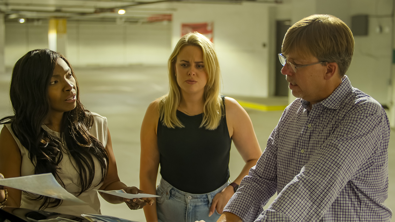 LOVE CON REVENGE. (L to R) Brianne Joseph, Cecilie Fjellhøy and Michael in episode 101 of LOVE CON REVENGE. Credit: Courtesy of Netflix/© 2025 Netflix, Inc.