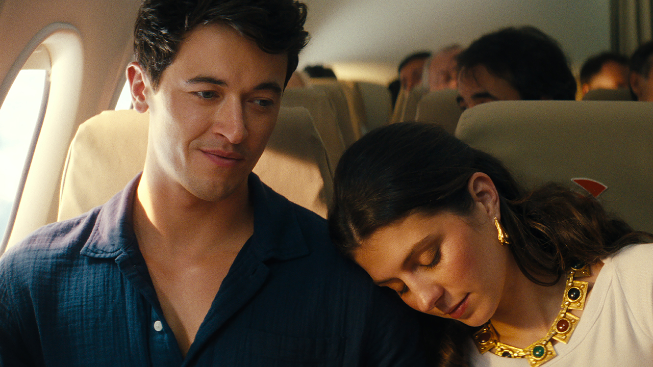 People We Meet on Vacation. (L-R) Tom Blyth as Alex and Emily Bader as Poppy in People We Meet on Vacation. Cr. Courtesy of Netflix